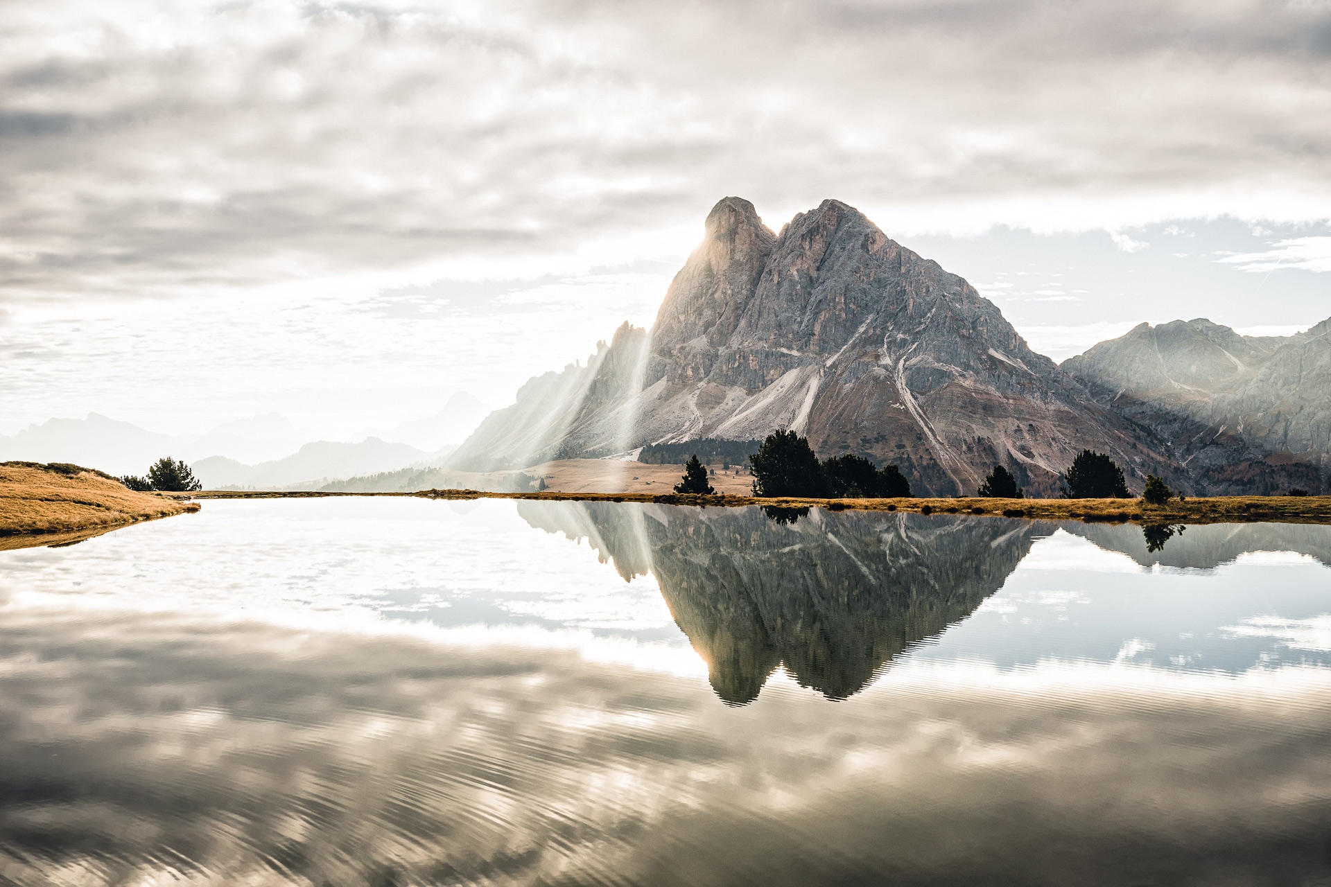 <img src=“portfolio/suedtirol/sonnenaufgang-peitlerkofel-dolomiten-suedtirol.jpg“ title=“Sonnenaufgang Peitlerkofel Dolomiten Suedtirol“ alt=“Sonnenaufgang Peitlerkofel Dolomiten Suedtirol“/>